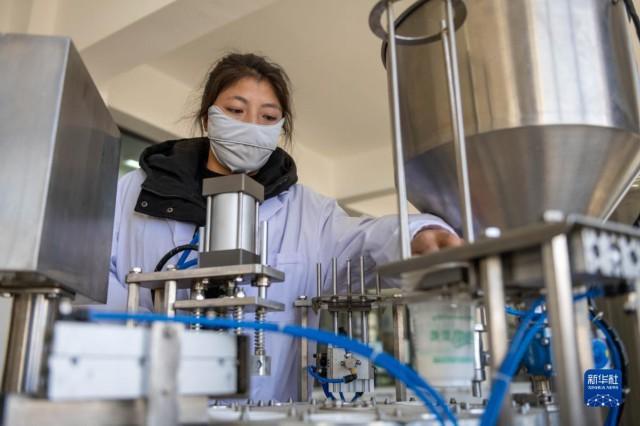 工作人员在西藏娘亚牦牛养殖产业发展有限责任公司的酸奶生产车间作业
